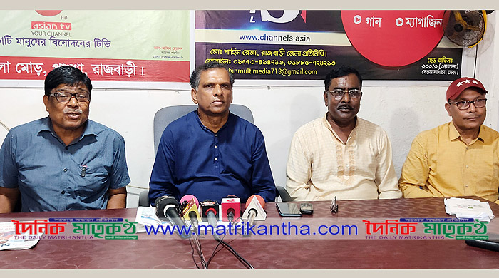 পাংশায় সাংবাদিকদের সাথে জেলা পরিষদের আওয়ামী লীগ মনোনীত চেয়ারম্যান প্রার্থী আরুজের মতবিনিময়